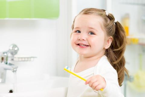 طبيب ينصح بضرورة غسل أسنان الأطفال لهذه الأسباب