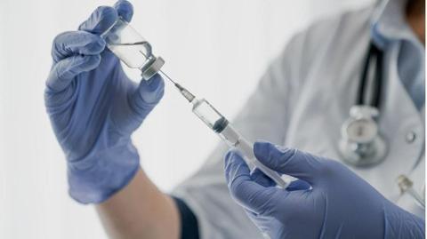 هل توجد موانع للحصول على تطعيم الالتهاب الرئوي؟
